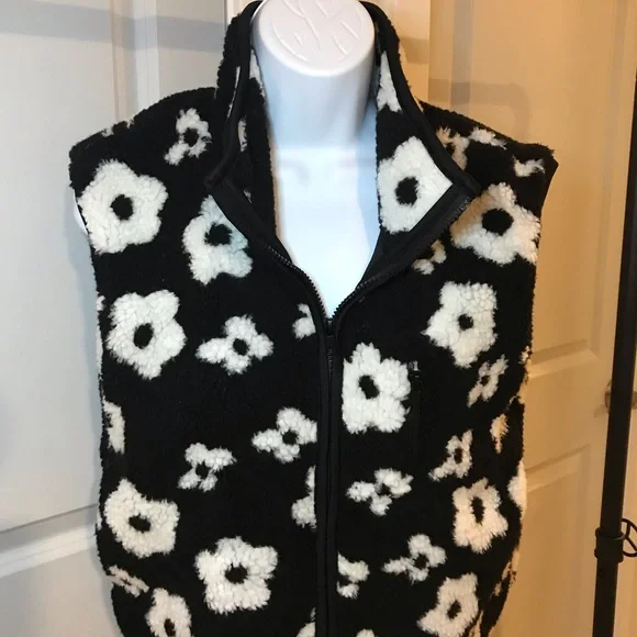 HYFVE Women’s B&W Flower Power Geo Sherpa Zip Up Vest with pockets size S NWOT - Picture 8 of 16